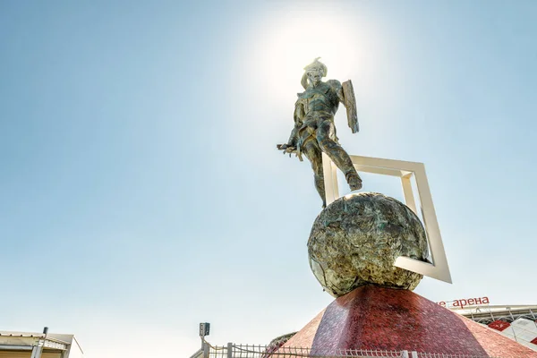 莫斯科 俄罗斯 2018年5月11日 斯巴达克斯雕像在 Otkritie 竞技场 斯巴达体育场 古罗马角斗士在蓝天背景 斯巴达体育场入选2018国际足联世界杯 — 图库照片