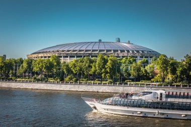 Moskova, Rusya - 21 Mayıs 2018: Panoramik yaz görünümü Moskova'da Lujniki Stadyumu ve turist teknesi ile Moskova Nehri'ne set of. Luzhniki Stadı 2018 FIFA Dünya Kupası için seçildi..