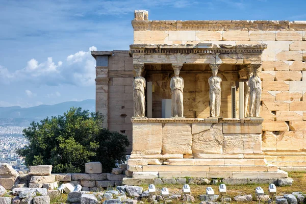 希腊雅典卫城的神殿氏石女雕像门廊 著名的建筑细节与美丽的妇女的数字 古希腊寺庙卫城是雅典的主要地标 — 图库照片