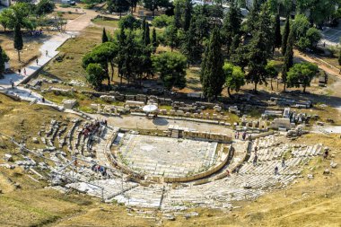 Dionysos Tiyatrosu Akropolis'in Atina, Yunanistan'ın eteklerinde hava panoramik manzaralı. Atina ana dönüm noktası biridir. Dionysos Tiyatrosu antik Yunan kalıntıları doğal Panoraması.