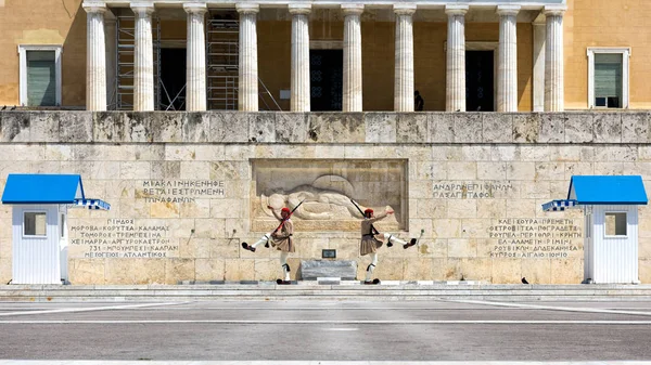 2018年5月9日 在雅典宪法广场的荣誉卫队的变化 总统卫队或传统制服的 Evzones 在未知士兵的墓前行进 — 图库照片