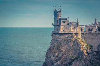 Kale kırlangıç yuvası, Crimea Rock'da. Uçurumun kalede güzel doğal görünümünü. Karadeniz alışılmadık kaleye. Crimea castle arka plan için vintage kartpostal.