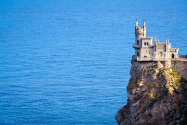 Deniz kaya, Crimea Castle kırlangıç yuvası. Kırım bir dönüm noktası olduğunu. Kırlangıç yuva uçurumun, muhteşem panoramik manzaralı. Kırım Kartpostal arka plan kopya alanı ile için.