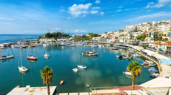 ピレウス ギリシャ アテネの Mikrolimano のマリーナ セールボートと美しい港のパノラマ風景 風光明媚な海の港と市の海岸の風景 高級マリンはアテネのウォーター フロントでリラックスします — ストック写真
