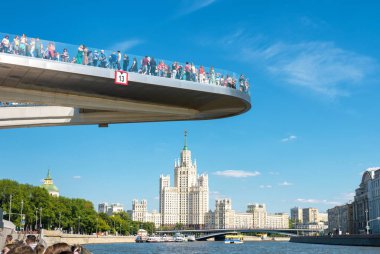 Moskova - 16 Haziran 2018: Moskova Merkezi, Rusya yüzen köprü Zaryadye Park. Zaryadye Moskova'nın başlıca turistik konumlar biridir. Güzel manzarasını Moskova Nehri üzerinde vurgulama köprü.