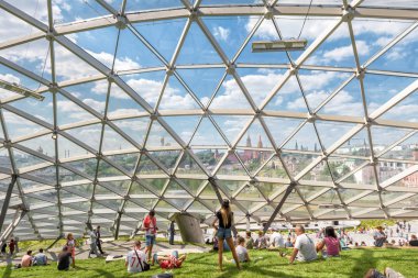 Moskova - 17 Haziran 2018: İnsanlar modern amfitiyatro yaz, Rusya Moskova Kremlin Zaryadye Parkı cam kubbe ile rahatla. Zaryadye Moskova'nın başlıca turistik biridir.