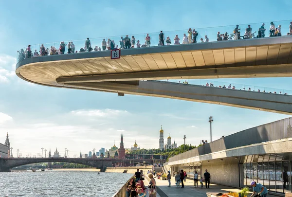 Moskva Června 2018 Pontonový Most Zaryadye Parku Nedaleko Moskevského Kremlu — Stock fotografie