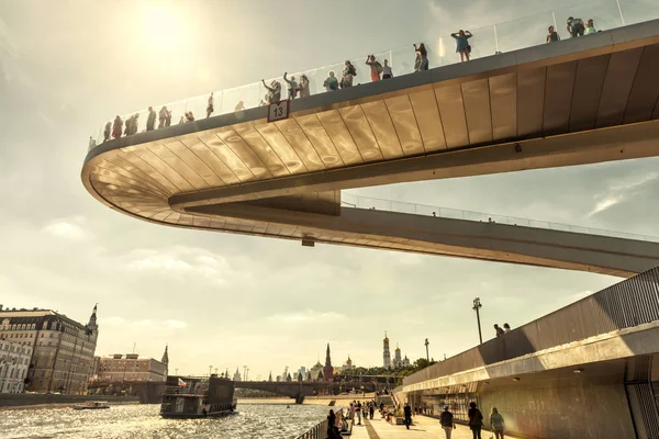 Moskau Juni 2018 Schwimmende Brücke Zaryadye Park Bei Moskau Kremlin — Stockfoto
