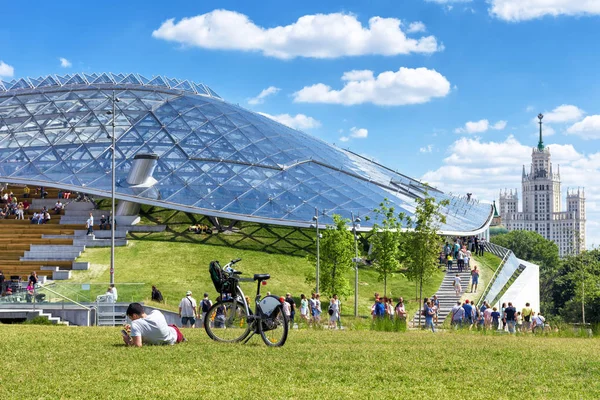 Moscow June 2018 People Relax Amphitheater Glass Dome Zaryadye Park — Stock Photo, Image