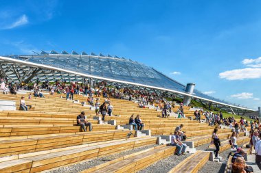 Moskova - 16 Haziran 2018: İnsanlar ziyaret Zaryadye Park, Moskova, Rusya cam çatılı modern amfitiyatro. Zaryadye Moskova'nın başlıca turistik konumlar biridir. Yaz güneşli görünümü.