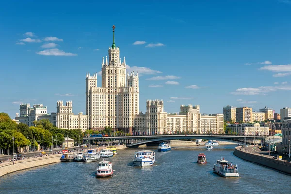 在夏天 莫斯科 俄罗斯 旅游船只在莫斯科河上航行 莫斯科中心全景 晴朗的一天 莫斯科与老苏维埃斯大林摩天大楼的风景全景 穿越莫斯科的水上旅行 — 图库照片