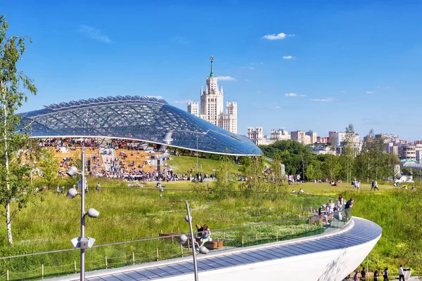 Moskova - 17 Haziran 2018: Moskova, Rusya Zaryadye Park'ta cam kubbe ile Modern amfitiyatro. Zaryadye Moskova ana yerlerinden biridir. Yaz aylarında Moskova merkezi manzaralı panoramik manzaralı.