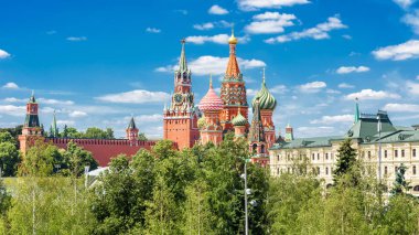 St Basil Katedrali ve Moskova Kremlin '. Moskova'nın ana turistik bir yer. Panoramik manzaralı görünümünde Moskova Kremlin yaz. Moskova tarihi merkezi güneşli toplayan.