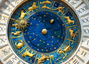 Eski saat Torre dell'Orologio Venedik St Mark's Meydanı (San Marco). Ayrıntı saat yüzünü ve astrolojik zodyak işaretleri. Vintage arama yakın çekim, İtalya'nın Orta Çağ sanatı. Astroloji kavramı.