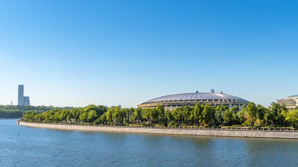 莫斯科全景在夏天为背景 风景秀丽的莫斯科河与卢日尼基体育场在莫斯科 著名的卢日尼基体育场入选2018国际足联世界杯 — 图库照片