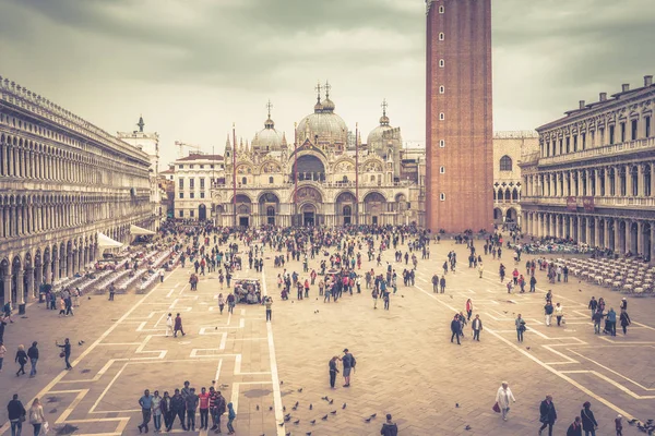 ヴェネツィア 2017 イタリア ヴェネツィア マルコ広場やサン マルコ広場の全景 ヴェネツィアの主要な観光アトラクションです 遠くにサン マルコ寺院 ヴェネツィア中心部の人々 — ストック写真