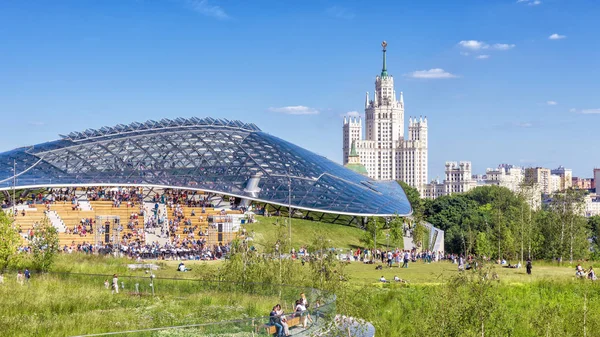 莫斯科 2018年6月16日 俄罗斯莫斯科 Zaryadye 公园有玻璃圆顶的现代圆形剧场 Zaryadye 是莫斯科的主要地标之一 夏季莫斯科中心景观全景 — 图库照片