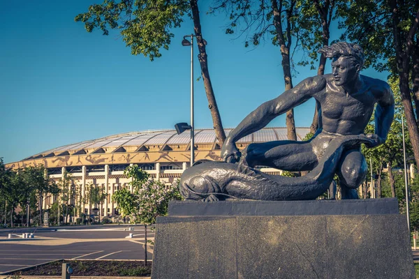 Moscú Mayo 2018 Escultura Del Hombre Con Peces Frente Estadio —  Fotos de Stock