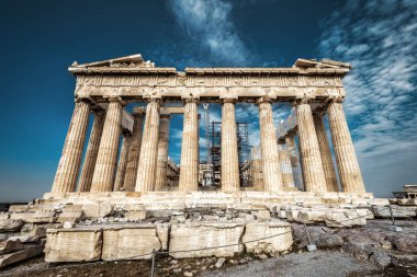 Parthenon, Atina, Yunanistan Akropolü. Bu antik Yunan Tapınağı Atina ana bir dönüm noktası olduğunu. Parthenon güzel görünüm tepenin üst kısmında mahveder. Atina merkezinde ünlü tarihi mimarisi.
