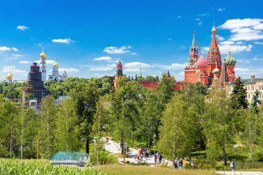 Zaryadye Moskova Kremlin ve St Basil Katedrali, Rusya bakan Park. Zaryadye Moskova'nın başlıca turistik biridir. Yaz aylarında Moskova merkezinin panoramik doğal görünümü.
