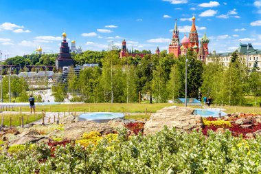 Zaryadye Moskova Kremlin ve St Basil Katedrali, Rusya bakan Park. Zaryadye Moskova'nın başlıca turistik biridir. Yaz aylarında Moskova merkezinin panoramik doğal görünümü.