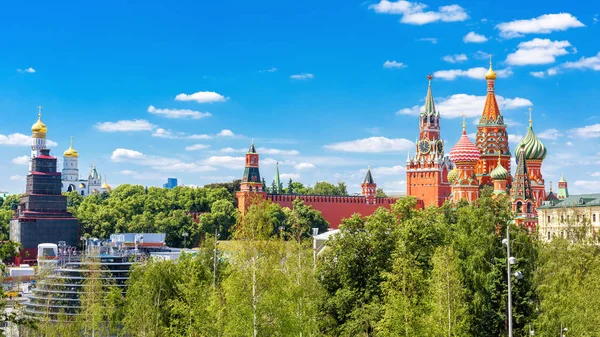 莫斯科克里姆林宫和圣罗勒的大教堂 俄罗斯 这个地方是莫斯科的主要地标 莫斯科克里姆林宫的全景景色在夏天 莫斯科著名旅游胜地全景 — 图库照片