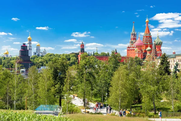 Zaryadye Moskova Kremlin ve St Basil Katedrali, Rusya bakan Park. Zaryadye Moskova'nın başlıca turistik biridir. Yaz aylarında Moskova merkezinin panoramik doğal görünümü.
