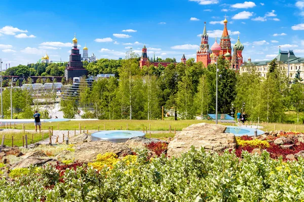 Zaryadye Moskova Kremlin ve St Basil Katedrali, Rusya bakan Park. Zaryadye Moskova'nın başlıca turistik biridir. Yaz aylarında Moskova merkezinin panoramik doğal görünümü.
