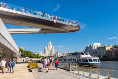 Moskova - 16 Haziran 2018: Moskova, Rusya'nın Dünya Kupası sırasında yüzen köprü insanlar ziyaret Zaryadye Park. Zaryadye Moskova ana yerlerinden biridir. Turistik gemi yelken Moskova Nehri üzerinde.