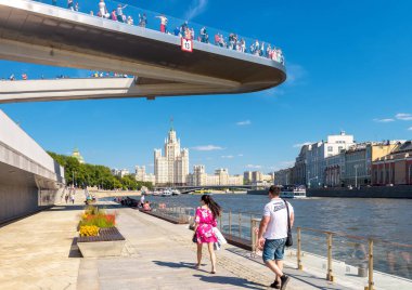 Moskova - 16 Haziran 2018: İnsanlar yürüyüş Moskova, Rusya'nın Dünya Kupası sırasında Zaryadye Park içinde yüzen köprü altında. Zaryadye Moskova'nın başlıca turistik biridir.
