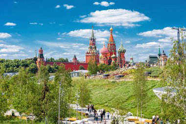 Moskova - 17 Haziran 2018: Zaryadye Park St Basil Katedrali ve Moskova Kremlin FIFA Dünya Kupası, Rusya sırasında bakan. Moskova'nın ana turistik bir yer.