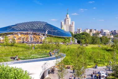 Moskova - 16 Haziran 2018: Zaryadye Park Moskova, Rusya'nın Dünya Kupası sırasında cam kubbe ile modern amfitiyatro bakan. Zaryadye Moskova'nın başlıca turistik biridir.