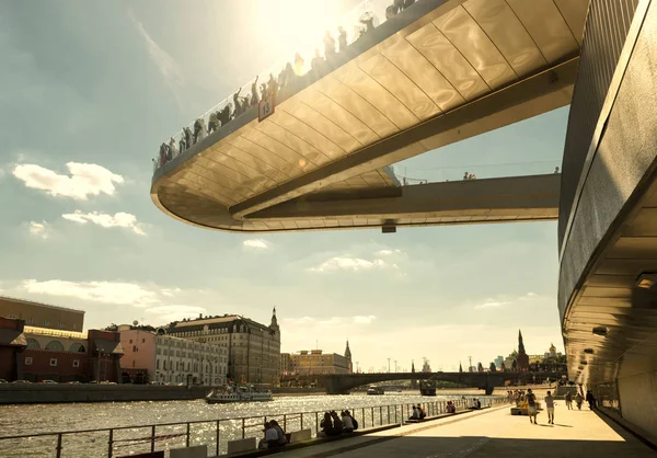莫斯科 2018年6月16日 在俄罗斯莫斯科的国际足联世界杯期间 Zaryadye 公园的浮动桥 Zaryadye 是莫斯科主要的旅游胜地之一 太阳光下的悬停桥的惊人景观 — 图库照片