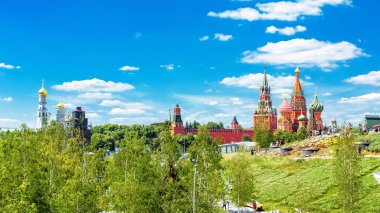 Zaryadye Moskova Kremlin ve St Basil Katedrali, Rusya bakan Park. Kremlin Moskova'nın başlıca turistik cazibe olduğunu. Yaz aylarında Moskova merkezinin panoramik doğal görünümü.