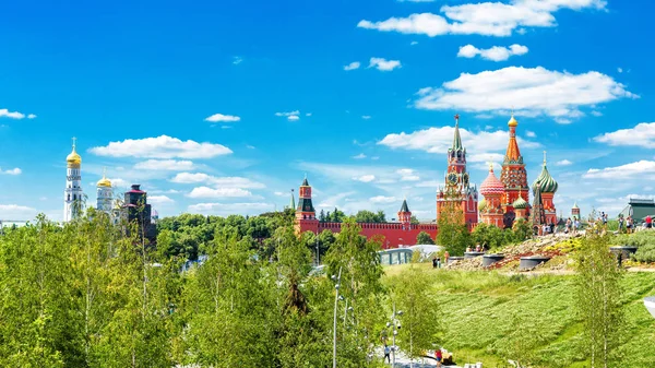 Zaryadye 公园俯瞰莫斯科克里姆林宫和圣罗勒的大教堂 俄罗斯 克里姆林宫是莫斯科的主要旅游胜地 莫斯科中心夏季全景景观 — 图库照片