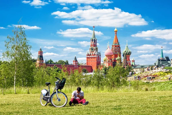 Moscou Junho 2018 Pessoas Relaxam Parque Zaryadye Perto Kremlin Moscou — Fotografia de Stock