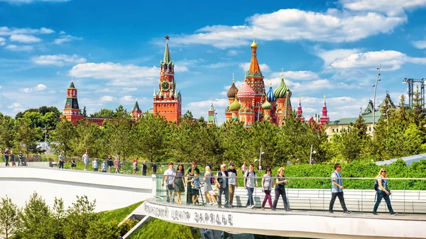 莫斯科 2018年6月17日 人们参观俄罗斯莫斯科克里姆林宫附近的景观 Zaryadye Zaryadye 是莫斯科主要的旅游胜地之一 莫斯科中心夏季风景全景 — 图库照片