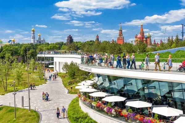 Moscou Junho 2018 Pessoas Passeiam Parque Zaryadye Perto Kremlin Moscou — Fotografia de Stock