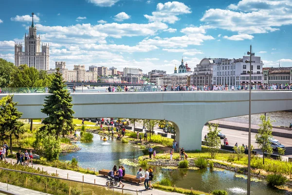 Moscú Junio 2018 Gente Visita Parque Zaryadye Con Puente Flotante — Foto de Stock