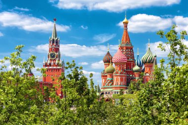 St Basil Katedrali ve Moskova Kremlin '. Moskova'nın ana turistik bir yer. Moskova Kremlin güzel doğal görünüm yazın. Moskova tarihi merkezi güneşli toplayan.