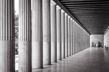 Agora, Atina, Yunanistan, Attalos stoası. Atina başlıca turistik konumlar biridir. Perspektif sütunlarla Stoa'nın panoramik manzarasını. Atina tarihi mimari siyah beyaz.