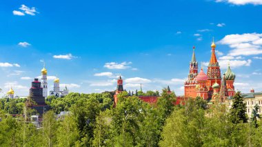 Yeşil, Rusya Moskova Kremlin ve St Basil Katedrali. Burası Moskova ana dönüm noktası olduğunu. Panoramik manzaralı görünümünde Moskova Kremlin yaz. Ünlü seyahat hedef toplayan.
