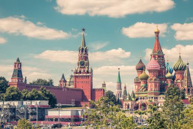 Moskova Kremlin ve St Basil Katedrali 2018 sırasında kırmızı meydanında FIFA Dünya Kupası, Rusya Federasyonu. Moskova'nın başlıca turistik cazibe olduğunu. Moskova Merkezi Yaz aylarında doğal Panoraması. Vintage Fotoğraf.