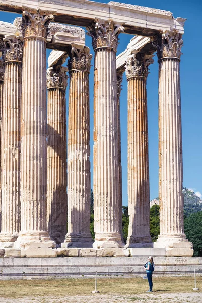 希腊雅典奥林匹亚宙斯神庙 古希腊宙斯神庙或 Olympieion 是雅典的主要旅游胜地之一 女游客在夏天看宙斯庙的巨大废墟 — 图库照片