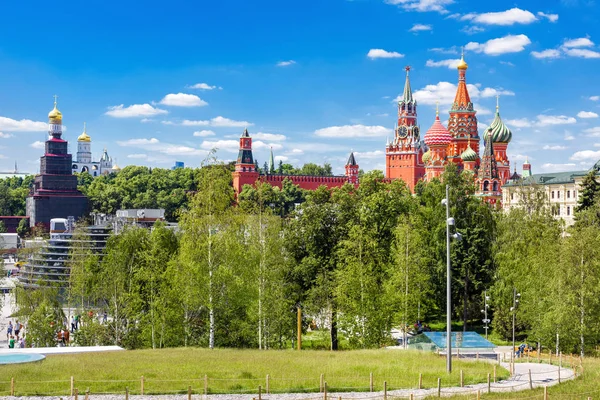 Zaryadye Moskova Kremlin ve St Basil Katedrali, Rusya bakan Park. Zaryadye Moskova'nın başlıca turistik biridir. Yaz aylarında Moskova merkezinin panoramik doğal görünümü.