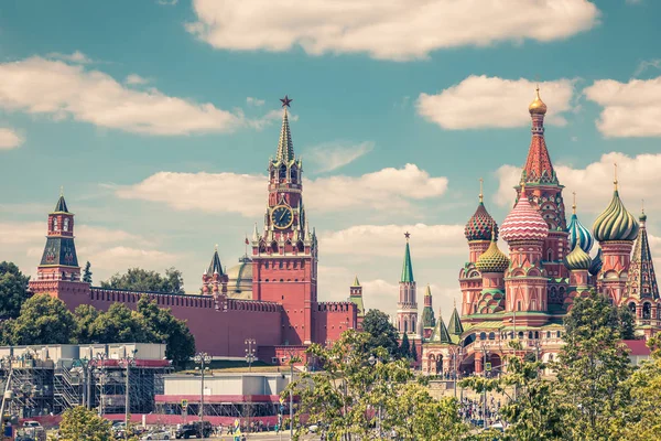 Moskova Kremlin ve St Basil Katedrali 2018 sırasında kırmızı meydanında FIFA Dünya Kupası, Rusya Federasyonu. Moskova'nın başlıca turistik cazibe olduğunu. Moskova Merkezi Yaz aylarında doğal Panoraması. Vintage Fotoğraf.