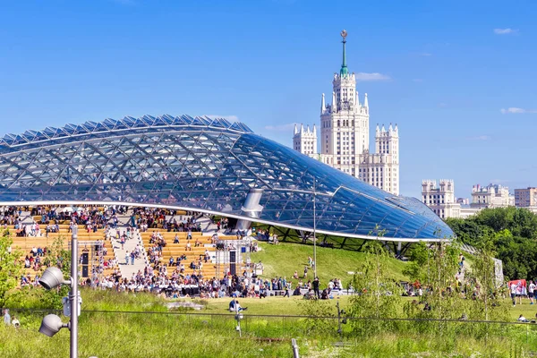 Moscou Junho 2018 Anfiteatro Moderno Com Cúpula Vidro Parque Zaryadye — Fotografia de Stock