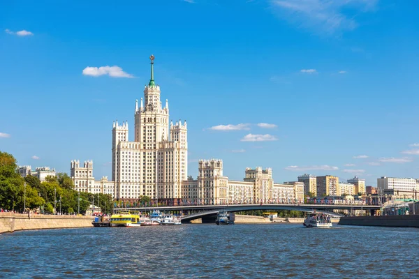 Moskova - 16 Haziran 2018: Yaz, Rusya Moskova Merkezi Moskova Nehri ile doğal Panoraması. Güneşli bir günde eski Sovyet Stalinist gökdelen bakan Moskova güzel panoramik manzaralı. 