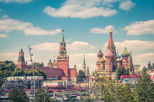 Moskova - 17 Haziran 2018: FIFA Dünya Kupası, Rusya Moskova Kremlin ve St Basil Katedrali. Moskova'nın başlıca turistik cazibe olduğunu. Moskova Merkezi panoramik manzaralı bir güneşli yaz gününde.