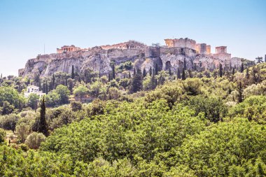 Panoramik manzaralı tepe Atina, Yunanistan. Ünlü Akropolis Atina ana turistik 's. Akropolis manzaralı panorama yaz aylarında de en üst üzerinde Antik Yunan kalıntıları ile.
